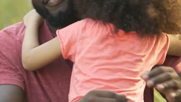 Африканский отец обнимает свою дочь, проводит отпуск вместе, семейная привязанность — стоковое видео