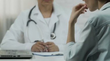 Bayan hasta tedavi edilemez hastalığı doktorlar odasında, kötü haber hakkında dinleme