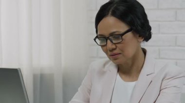 Özenli orta yaşlı kadın patron raporu dizüstü bilgisayarda okuma, kariyer