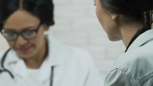 Kadın doktor onun hasta, iyi haber ve sevinç için gebelik söz gülümseyen — Stok video