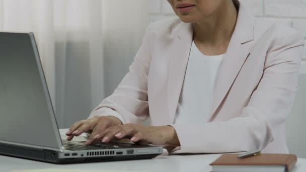 Erfolgreiche Asiatin arbeitet am Laptop im Büro, Start-up und Karriere, Nahaufnahme — Stockvideo