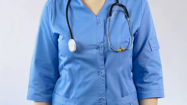 Женщина-врач в синей форме с фонендоскопом, система здравоохранения, клиника — стоковое фото