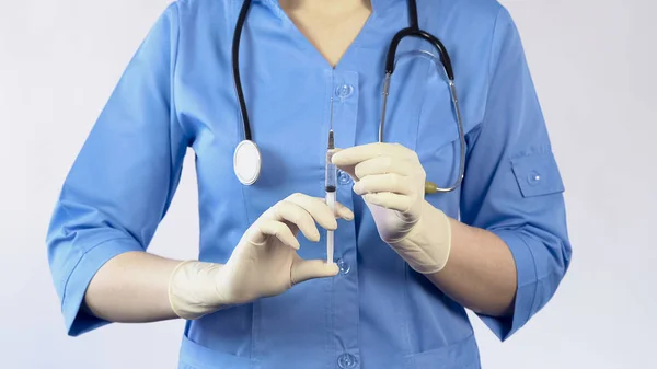 Mujer doctor sosteniendo jeringa va a hacer una inyección a paciente, vacunación —  Fotos de Stock
