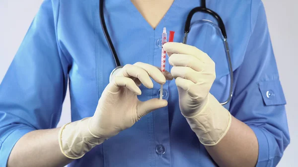 Strzykawka gospodarstwa anestezjologa w ręce, leczenie insuliną cukrzycy, znieczulenie — Zdjęcie stockowe