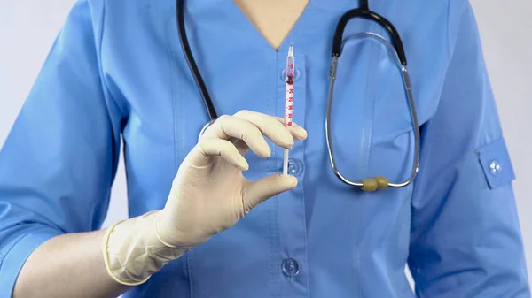 Médica com seringa na mão vai fazer injeção, tratamento de vírus — Fotografia de Stock