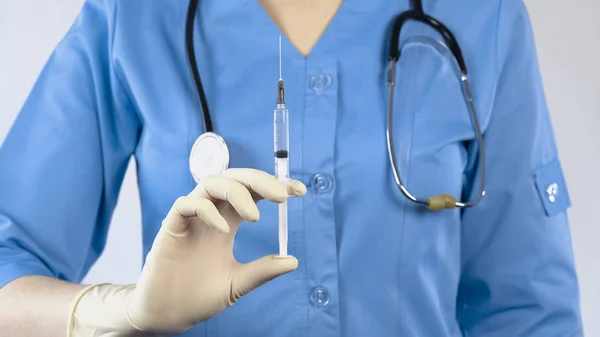 Médecin avec seringue antibiotique se préparant pour l'injection, dose de médicament, antivirus — Photo