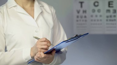 Kadın doktoru hasta tanı ve tedavi, muayene aşağı yazma