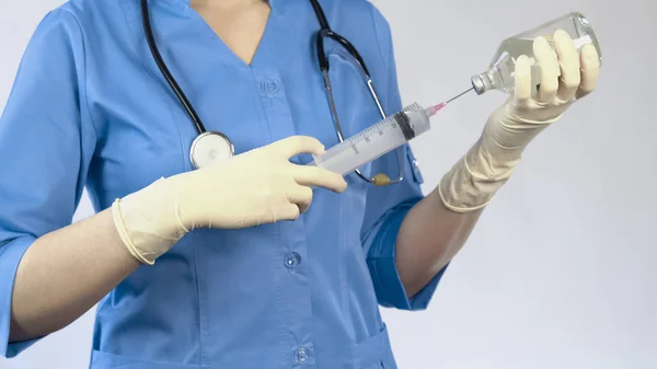 Seringue de remplissage vétérinaire féminine avec médicament, traitement des maladies animales — Photo