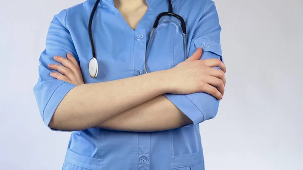 Selbstbewusster professioneller Chirurg steht im Krankenhaus und wirbt für medizinisches Zentrum — Stockfoto