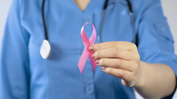 Жінці – лікарю проведення рожевою стрічкою закрити вгору, рак молочної залози поінформованості символ — стокове фото