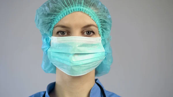Enfermera en máscara protectora y uniforme, preparándose para la operación, atención médica —  Fotos de Stock