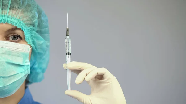 Nurse holding antibiotic medicine injector, immunization, vaccination campaign — Stock Photo, Image