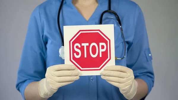 Sinal de parada em mãos de médico feminino, alerta médico sobre doenças, cuidados de saúde — Fotografia de Stock