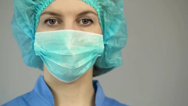 Mulher médico em máscara protetora uniforme azul, primeiros socorros médicos, ocupação — Fotografia de Stock