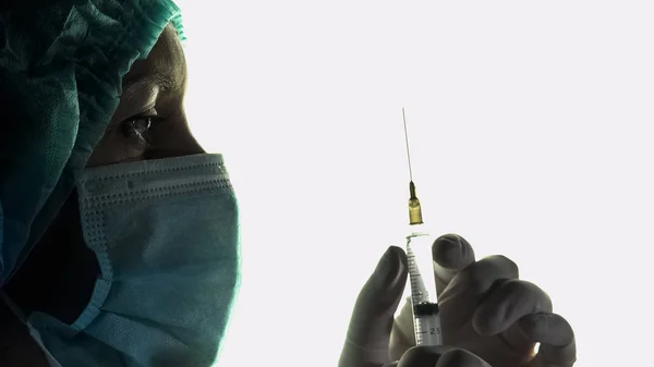 Infermiera che indossa guanti e maschera facciale che si prepara a fare un'iniezione, vaccinazione — Foto Stock