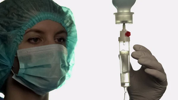 Медсестра перевіряє крапельницю для пацієнта в екстреній кімнаті, надаючи першу допомогу — стокове фото