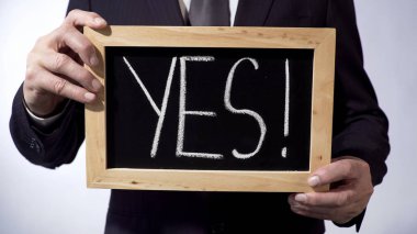 Evet tahta, hazırlık için iş kavramı üzerinde ünlem işareti ile yazılı