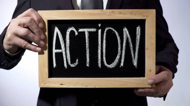 Yazı tahtası üzerinde işaret, iş kavramı holding siyah elbiseli adam yazılı eylem