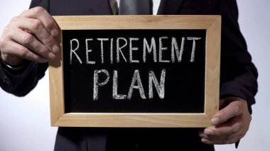 Emeklilik planı yazılı yazı tahtası, işadamı holding işareti, para tasarrufu