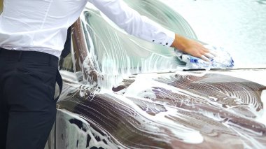 Vicdanlı sürücü iyice carwash onun lüks Otomobillerin ön cam yıkama