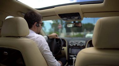 Sonuç sürüş ile test sürüşü, yeni lüks araba, çalışan iş etmeni memnun