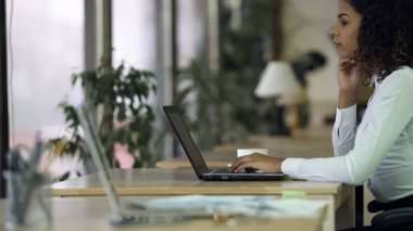 Ofis işçi işyerinde, kişisel sorunları dikkati düşünce alır