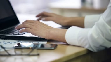 Dizüstü bilgisayar, tipik kadın ofis çalışanı elinde anket verileri, closeup girer