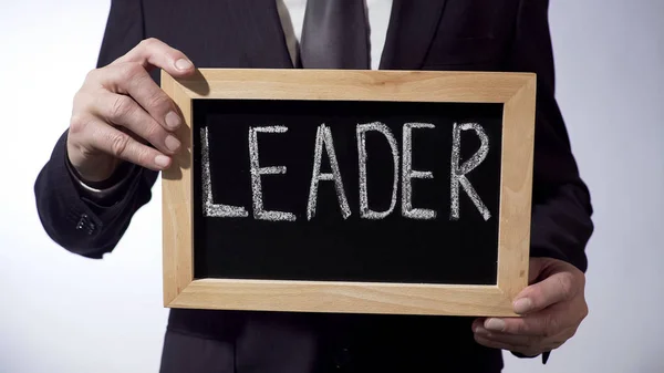 写在黑板上、 商人举行签、 经营理念上的领导者 — 图库照片