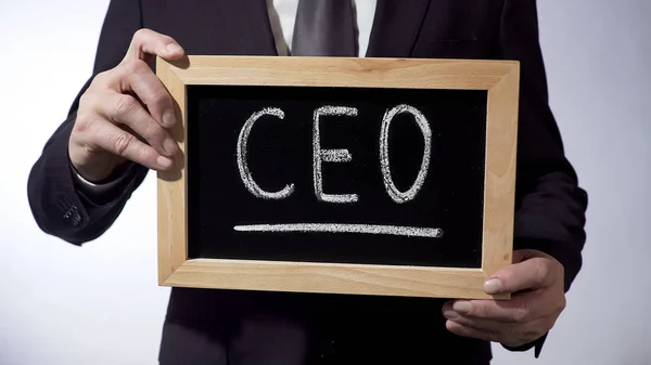 PDG écrit sur tableau noir, homme en costume classique tenant signe, stratégie d'affaires — Photo