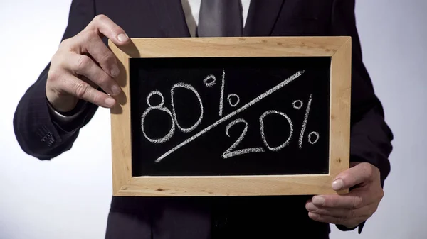 80 tot 20 procent geschreven op blackboard, man met teken, Pareto principe — Stockfoto