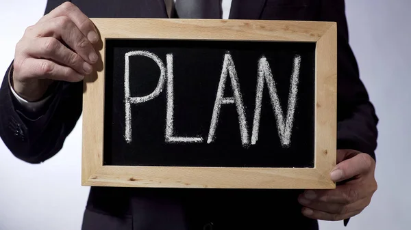 Plan auf Tafel geschrieben, Geschäftsmann hält Schild, Geschäftskonzept, Strategie — Stockfoto