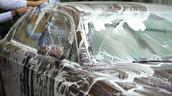 Persona che lava auto costosa con spugna di sapone, affari di lavaggio auto d'elite — Foto Stock