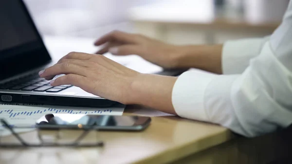 Handen van vrouwelijke kantoor werknemer typen op laptop, enquêtegegevens invoert, close-up — Stockfoto