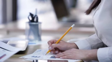 Diyagramlar üzerinde notlar yapma akıllı kadın memur belgelerin, incelenmesi meşgul