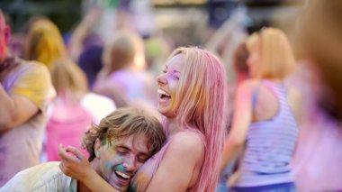 Açık Festivali sarılma, birlikte eğleniyor, arkadaşları gülümseyerek Çift