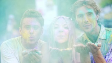 Mutlu genç insanlar renk boyalar kamera, Yaz Festivali, kutlama için üfleme