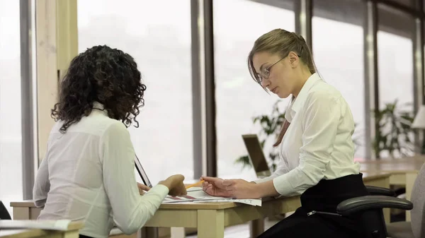 Vrij vrouwelijke werknemers controleren van documenten, office-team samen te werken op project — Stockfoto