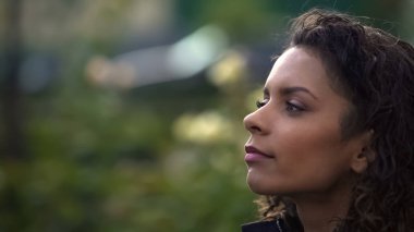 Uzaktan bakıyor ki, hayat hakkında closeup rüya gibi biracial kıvırcık saçlı kadın