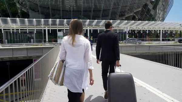 Mulher glamourosa e guarda-costas com sua bagagem andando no aeroporto, turismo — Fotografia de Stock