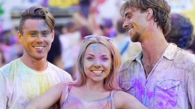 İki yakışıklı erkekler ve güzel kadın renk Festivali, eğleniyor en yakın arkadaşlarım