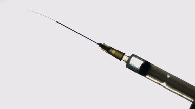 Tıbbi şırınga ilaç sıvı beyaz zemin üzerine, bastıktan laboratuvar