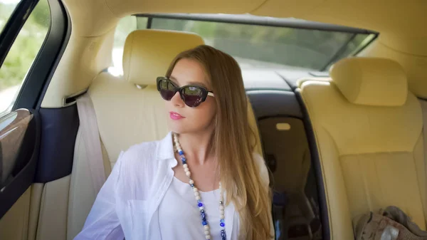 Menina rica feliz montando em carro caro, estilo de vida de luxo, férias de verão — Fotografia de Stock