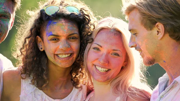 Sonrisas sinceras en rostros de amigos alegres riendo y divirtiéndose juntos — Foto de Stock