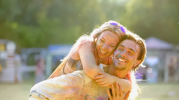 Sonriente chica en el hombre de vuelta, amigos divirtiéndose juntos, fin de semana de verano fuera — Foto de Stock