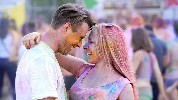 Hermosa chica bailando con un hombre guapo, pareja sonriente coqueteando en el festival — Foto de Stock