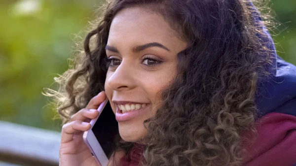 Junge attraktive Frau im Gespräch mit ihrem Freund über Handy, Nahaufnahme — Stockfoto