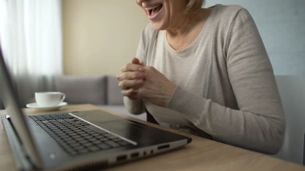 Sourire dame âgée tapant message sur ordinateur portable, communiquer sur sortir ensemble site — Video