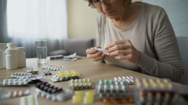 Obsédé par les soins de santé dame boire des pilules avec de l'eau, surdosage de médicaments — Video