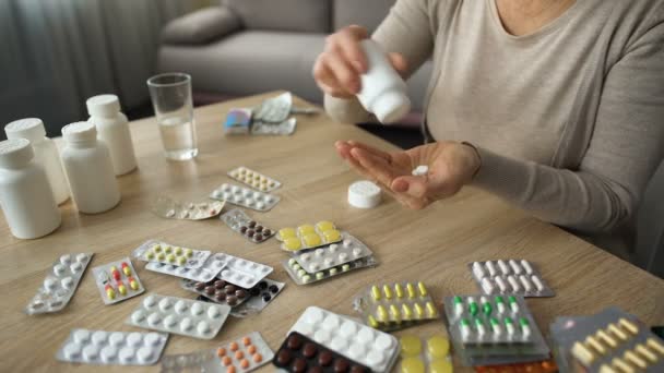 Abuela bebiendo pastillas recetadas para la angustia, anciana que sufre de diabetes — Vídeo de stock