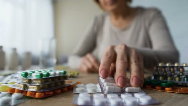 Señora adicta sentirse bien después de beber pastillas, síntomas de la enfermedad, hipocondria — Vídeos de Stock